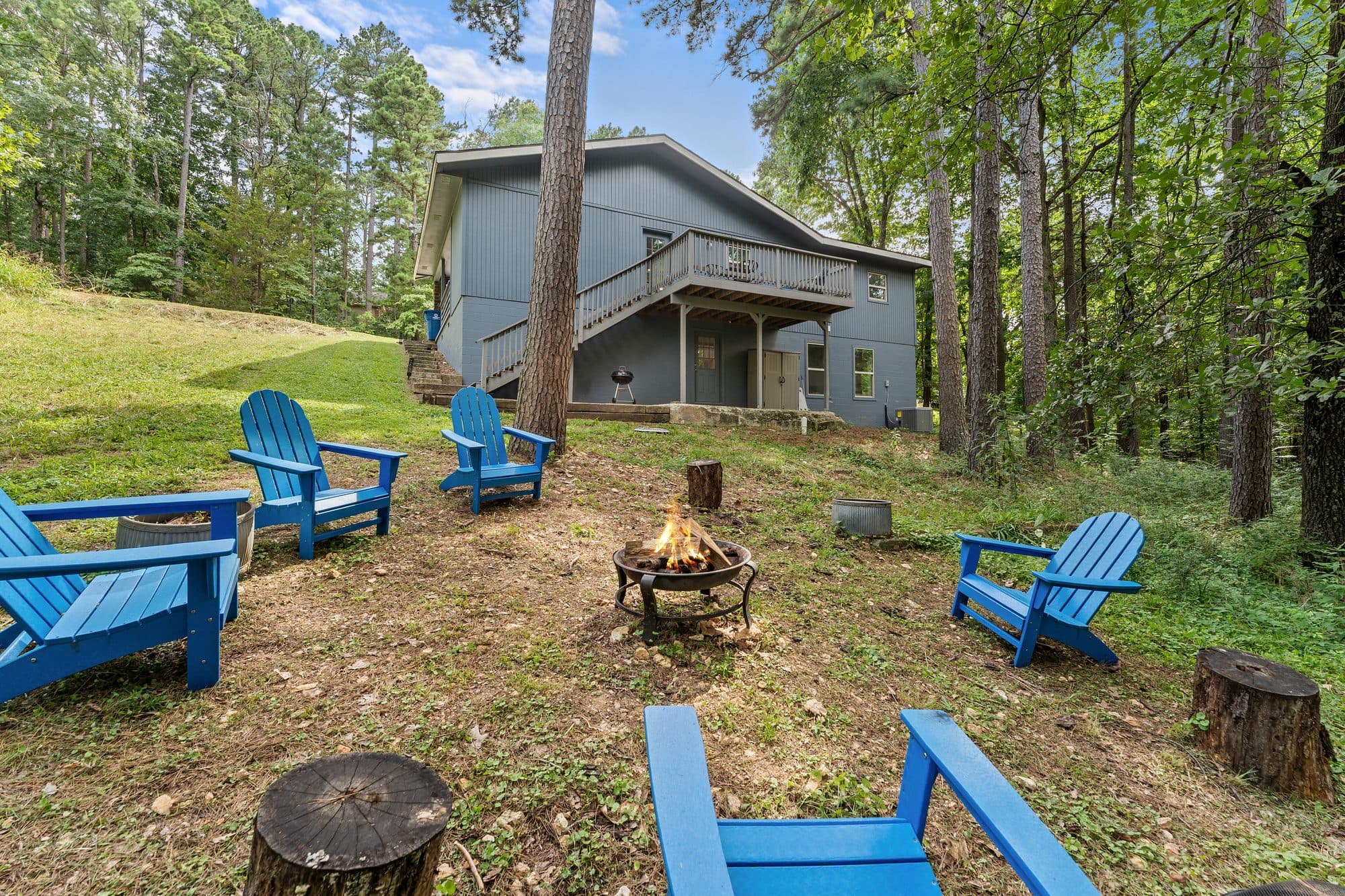 05_backyard-firepit-house-view